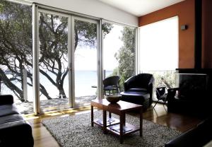 仙女港巴特里科夫海滨公寓的客厅设有大窗户和桌子