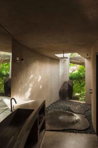 法马拉Casa Sua的一间带水槽和水槽的浴室