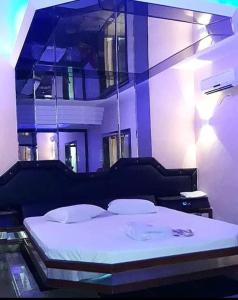 里约热内卢Champion motel的一间卧室配有一张带白色床单的大床