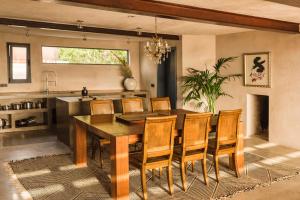 法马拉Casa Sua的一间带木桌和椅子的用餐室