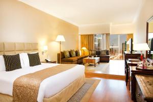 迪拜Millennium Plaza Downtown Suites的酒店客房设有床和客厅。