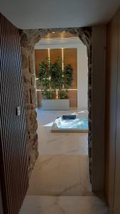 布拉加Casa do Engenho Braga的走廊上设有浴缸,位于一个种植了两株植物的房间