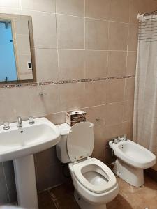 图努扬Hospedaje Los Ilustres的浴室配有白色卫生间和盥洗盆。