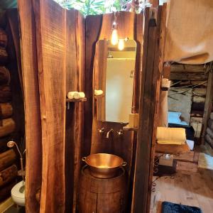 维塞La Cabane du Coing的木制客房内的铜桶浴室