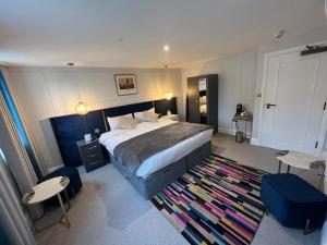 伦敦Three Falcons的一间卧室配有一张大床和地毯。