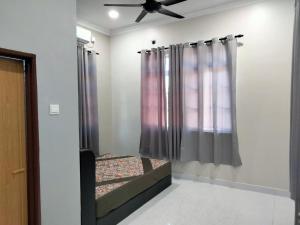JertihWarisan homestay jerteh的一间卧室设有两张双层床和吊扇