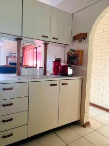圣卢西亚23 St Lucia Sands的厨房配有白色橱柜和台面