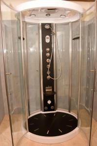 阿尔布斯Hotel Soffio di Vento的浴室内带玻璃淋浴间
