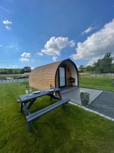 什鲁斯伯里Eastridge Glamping - Camping Pods的草木小屋,设有野餐桌