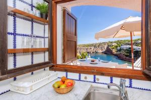 卡拉莫若尔Vacaciones en Cala Morell的一个带水槽的厨房,享有海景