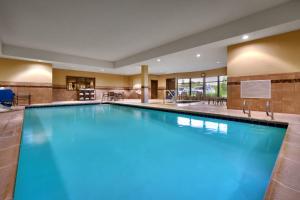 比尤特布特智选假日酒店的在酒店房间的一个大型游泳池