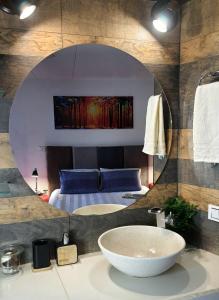 塔里哈Studio Mirador, todo lo que necesitas para disfrutar的一间带水槽和镜子的浴室