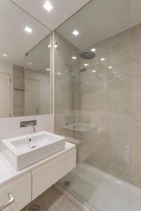 里斯本Casa Boma Lisboa - Design & Spacious Apartment With Balcony - Alvalade II的白色的浴室设有水槽和淋浴。