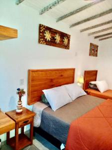 蒂拉登特斯Casa Temporada Tiradentes的一间卧室配有床、床头柜和一张西德西德西德西德床