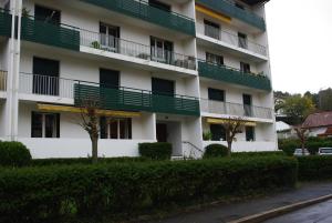 圣让-德吕兹Appartement Résidence du Lac的公寓大楼的一侧设有阳台。