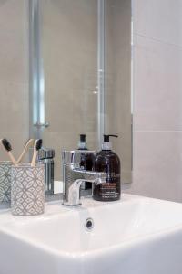 牛津No.192 Oxford的浴室水槽,配有1瓶肥皂和1面镜子