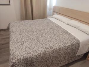 奥维多Nap Carta Puebla的一间卧室配有一张带白色床罩的床