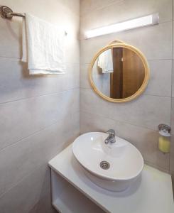 皮罗特Zoe Pirot的浴室设有白色水槽和镜子