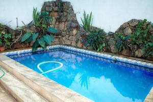 亚松森Hermoso Depto con Piscina en Calle Palma Asunción的石头墙前的游泳池