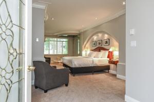 考特尼皇冠岛高尔夫社区度假酒店的一间卧室配有一张床和一把椅子