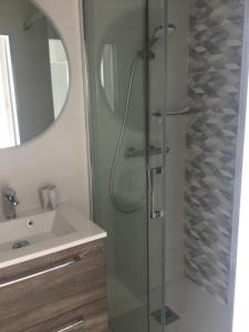 旺斯Villa ANOLPA的带淋浴、水槽和镜子的浴室