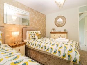 卡林顿17 Valley Lodges的一间卧室配有两张床和镜子