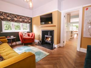 伦敦Barn Hoppitt Lodge的带沙发和壁炉的客厅