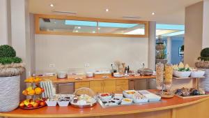 维皮泰诺Hotel Brenner - Stop & Go的厨房配有带食物的柜台