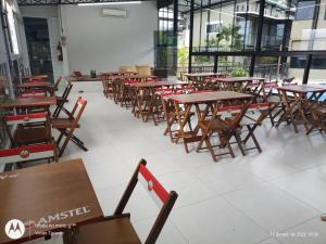 卡拉瓜塔图巴FRANCIS HOTEL MAR的自助餐厅里一排桌椅