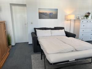 奥斯赛拜-屈隆斯博恩Ferienwohnung Windlicht的一间卧室配有一张床和一个梳妆台