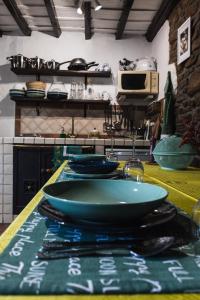 米耶雷斯El Carbayu - La Vallicuerra Casas Rurales的厨房在柜台上摆放着两个蓝色碗