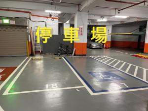 台北葳皇时尚饭店的车库内带乒乓球台的健身房