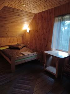 PrincmuizaPutraimi.的木制客房内的一间卧室,配有一张床
