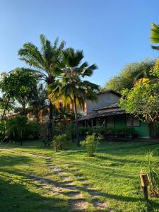 波托德索比Pousada Marezia Top 5 na Linha Verde的庭院前有棕榈树的房子