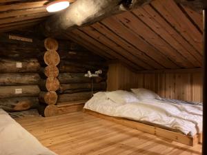 鲁卡RepoRuka的小木屋内一间卧室,配有一张床