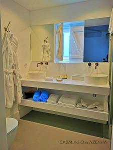 辛特拉Casalinho da Azenha - Charm House的浴室设有2个水槽和2面镜子