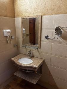 MisfāhBait Baityn بيت البيتين的一间带水槽和镜子的浴室