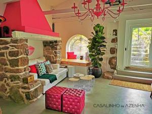 辛特拉Casalinho da Azenha - Charm House的客厅配有沙发和桌子