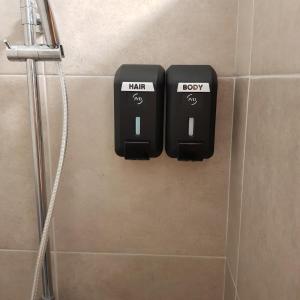 帕皮提Tehautahi Cozy Lodge 2的浴室墙上的2个电源插座