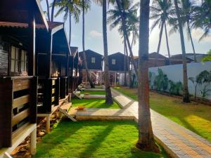 阿贡达Agonda Paradise的前面有棕榈树的房子