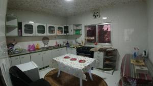 瓦迪穆萨Petra Antique House的厨房配有桌子和桌布