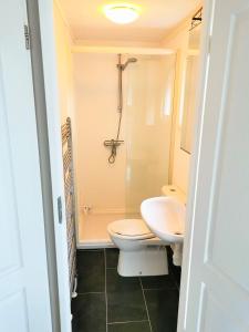 福尔登Boslodge 84的浴室配有卫生间、盥洗盆和淋浴。