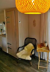 福尔登Boslodge 84的厨房里的椅子,配有桌子和灯