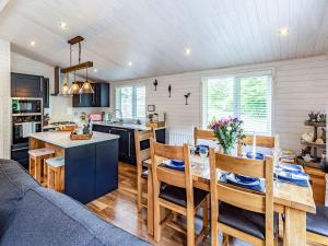 WillingtonLavender Lodge的厨房以及带桌椅的用餐室。