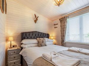 WillingtonLavender Lodge的一间卧室设有一张大床和一个窗户。