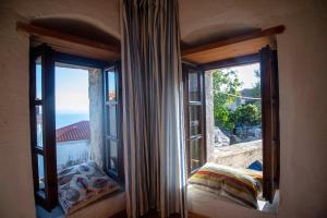 希马拉Rustic Holiday Villa Upper Qeparo的海景客房的2扇窗户