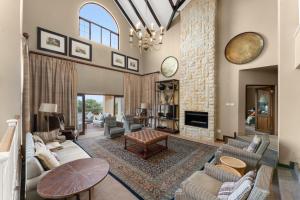 海姆维尔Drakensberg Luxury Accommodation - Misty Ridge的客厅配有家具和壁炉