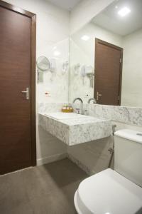 里约热内卢丽尔宫殿酒店的浴室设有2个水槽、卫生间和镜子。