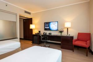 布宜诺斯艾利斯布宜诺斯艾利斯欧洲建筑精品酒店的酒店客房配有一张床、一张桌子和一把椅子。