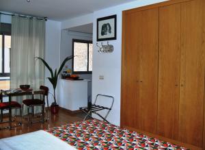 马拉加MalagaOlé Centro的卧室配有一张床和一张桌子及椅子